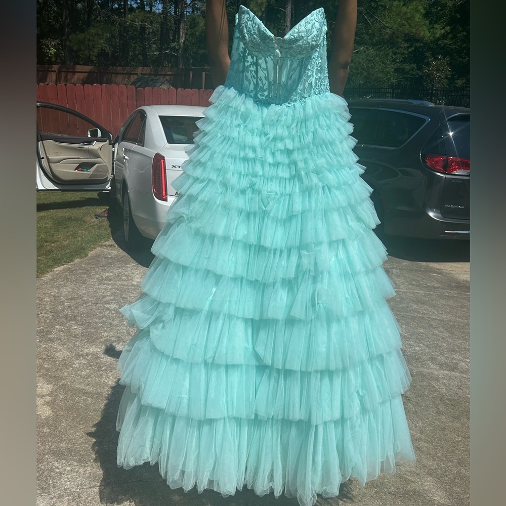 Selling this beautiful prom dress!